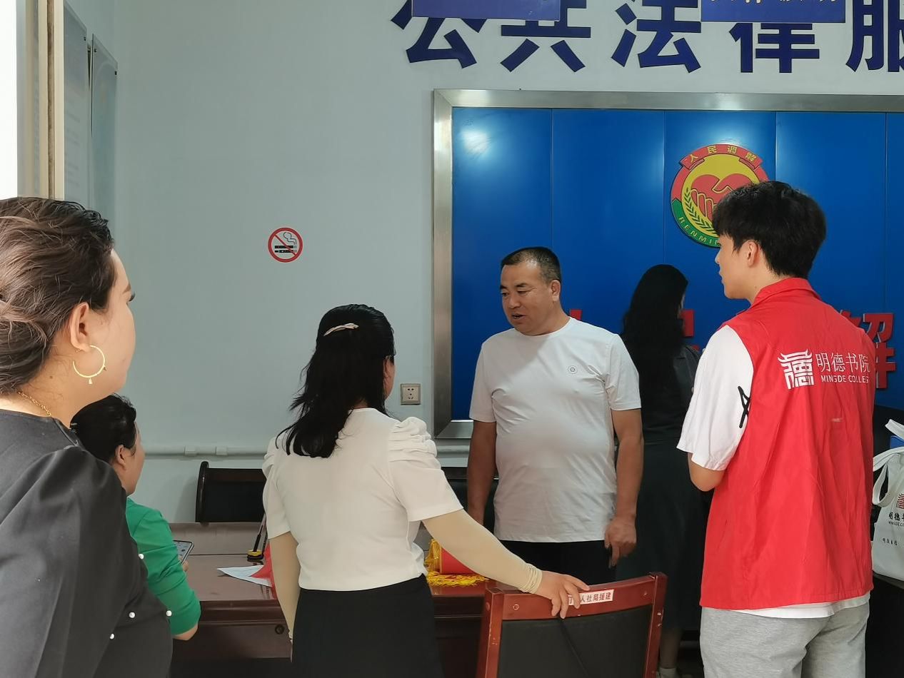 实践队成员联合当地两委开展清洁能源宣传活动